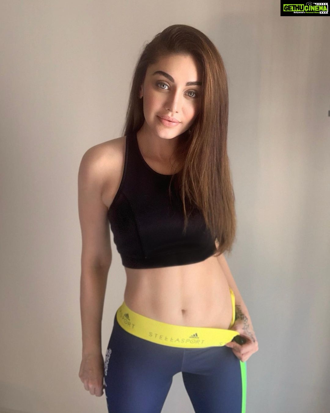 Shefali Jariwala Instagram - Quarantine discipline paying off ! . . . #abs #workoutathome #fitnessgirl #strongoverskinny #beingfit #picoftheday