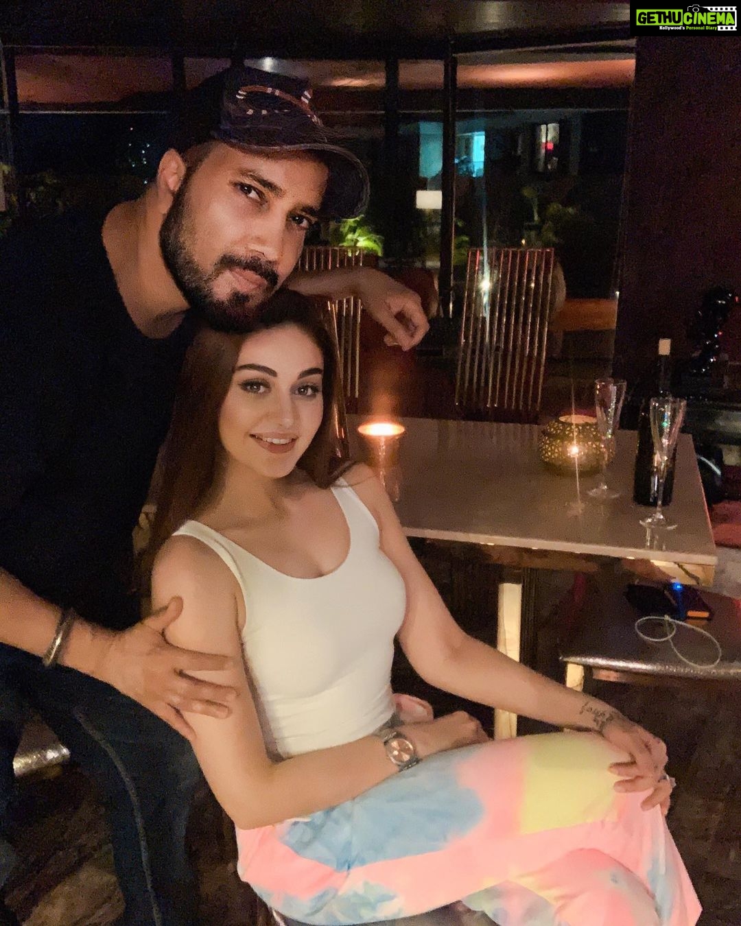 Shefali Jariwala Instagram - King @mikasingh .... my friend for so many years now, one of the nicest people I know... was good to catch up you after so long 😊 . . . #friends #goodcompany #mika #goodtimes #instagood