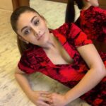 Shefali Jariwala Instagram - I’m so down to earth , Just not this earth 😂😂😂 . . . #funnygirl #relax #chillvibes #athome #instalike #picoftheday #instadaily #red #attitude #sassy #bored