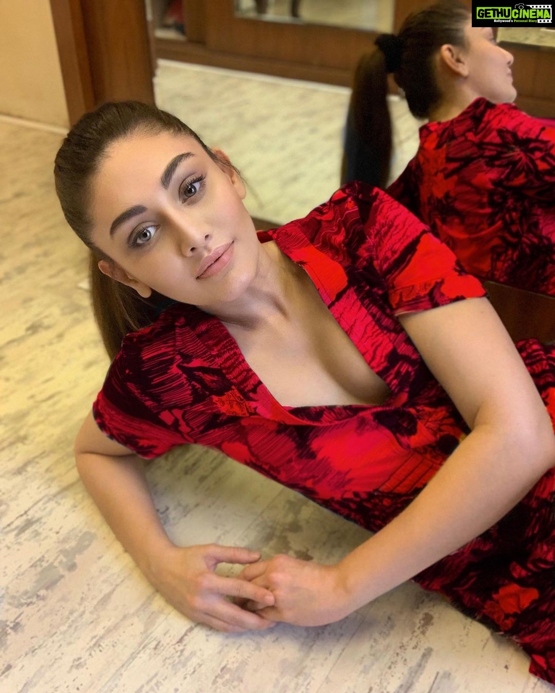Shefali Jariwala Instagram - Iām so down to earth , Just not this earth ššš . . . #funnygirl #relax #chillvibes #athome #instalike #picoftheday #instadaily #red #attitude #sassy #bored