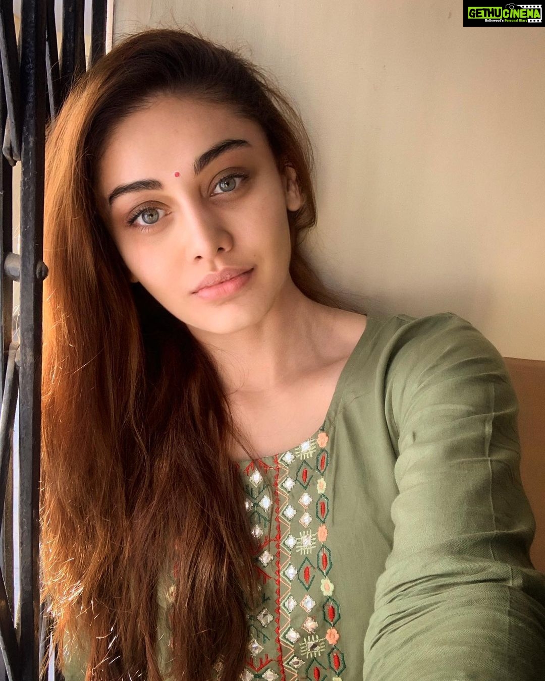 Shefali Jariwala Instagram - Simplicity is the ultimate sophistication. . . . #nomakeup #simplicity #indianwear #positivemindset #lovemyself #glowup #shineyourlight #instalove #picoftheday