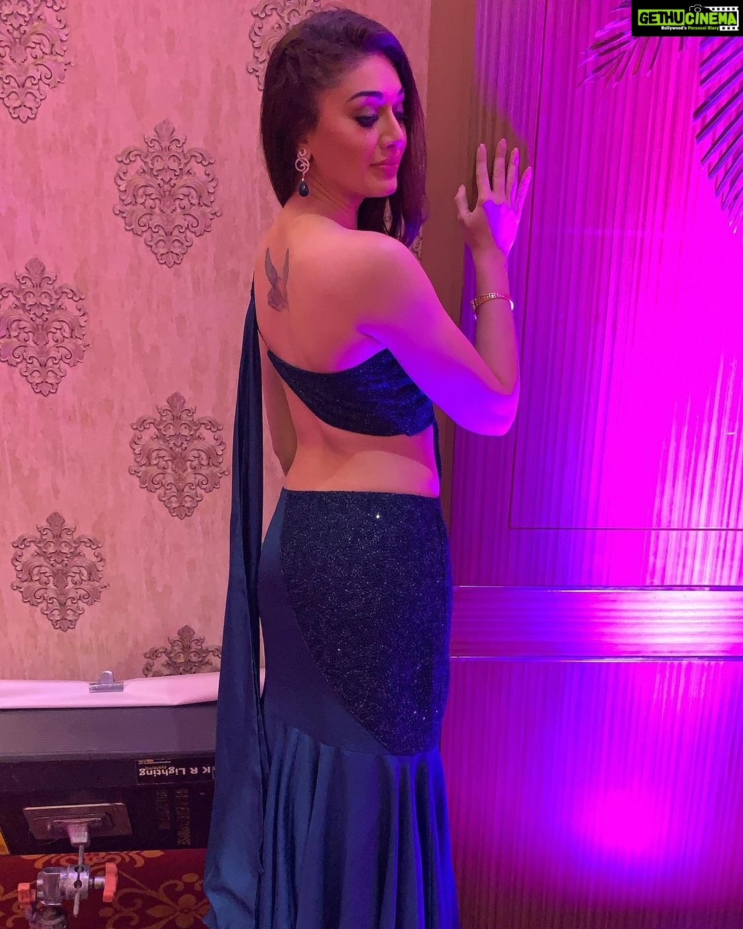 Shefali Jariwala Instagram - Traditional looks are classic and never really go out of style. But sometimes you got to shake it up to make those heads turn π . . . . . . . #saree #throwbackthursday #fashion #bluelove #pose #shefalijariwala