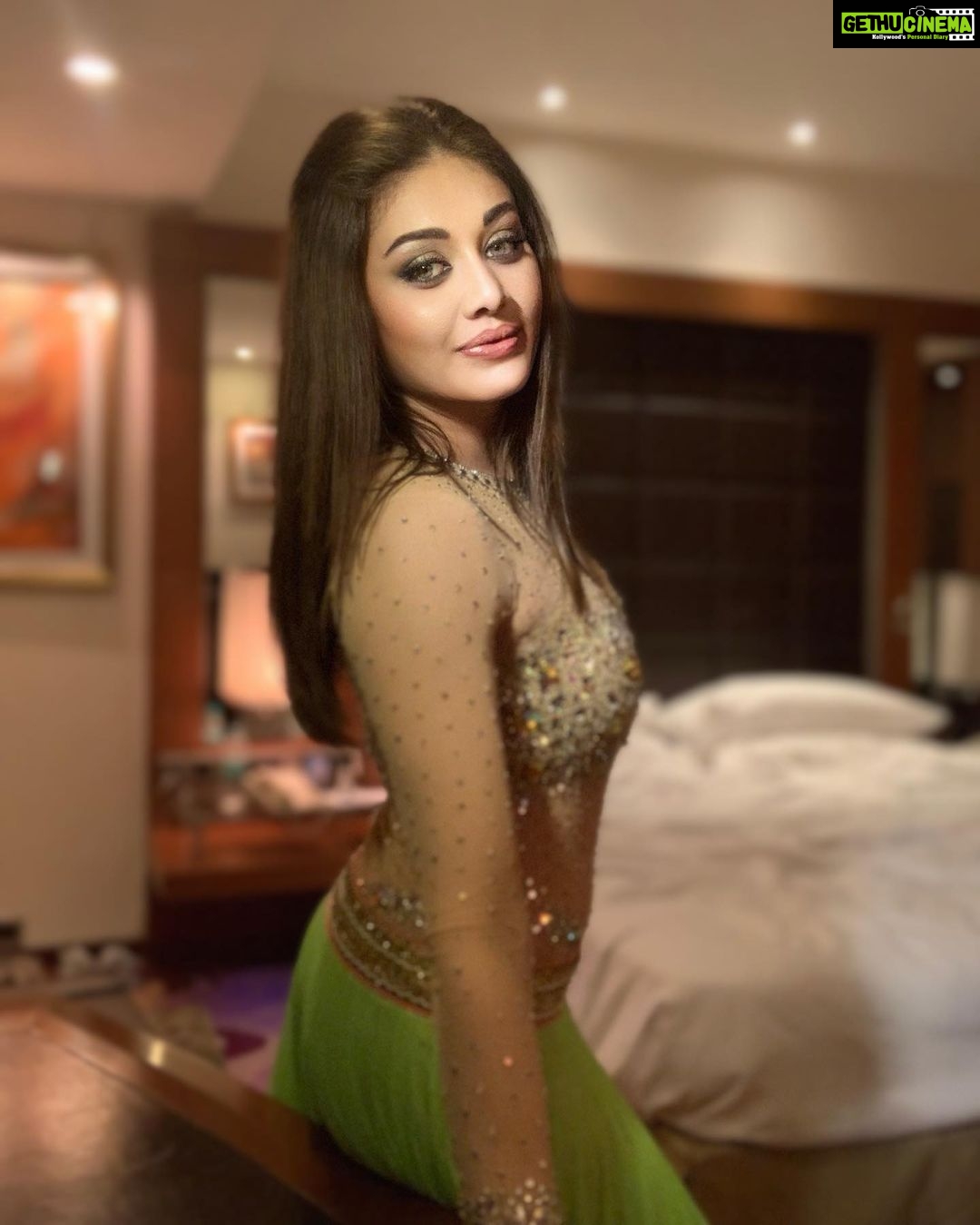 Shefali Jariwala Instagram - Miss my stage.... can’t wait to feel that energy...that moment when the light hits me... Hopefully things will get back to normal soon ... . . . #stage #performance #missworking #home #quarantinelife #positivity #instalike #throwback #instadaily