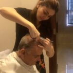 Shefali Jariwala Instagram - Behind my handsome father , there is a hairstyling daughter ...♥️ . . . #daddysgirl #fatherdaughter #quarantinelife #besafe #quarantinediaries #positivity #happy #instalike #daughterduties