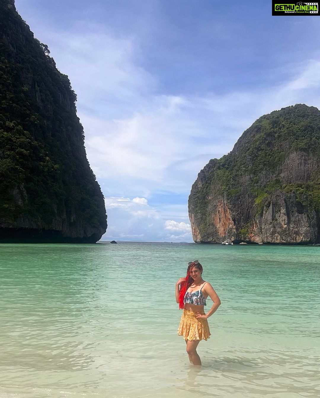 Sherin Instagram - Is this view just stunning? Ahhhhh I miss the ocean, take me back π #sherin #travel #biggboss #biggbosstamil #thailand #phiphiisland #swimsuit #ocean #water #sand #sun Maya Bay, Phi Phi Island, Thailand