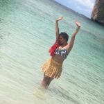 Sherin Instagram - Is this view just stunning? Ahhhhh I miss the ocean, take me back 😭 #sherin #travel #biggboss #biggbosstamil #thailand #phiphiisland #swimsuit #ocean #water #sand #sun Maya Bay, Phi Phi Island, Thailand