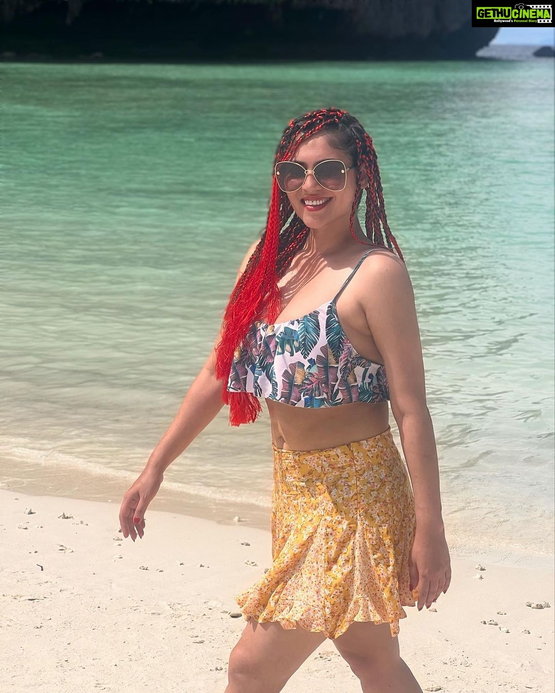 Sherin Instagram - Is this view just stunning? Ahhhhh I miss the ocean, take me back π #sherin #travel #biggboss #biggbosstamil #thailand #phiphiisland #swimsuit #ocean #water #sand #sun Maya Bay, Phi Phi Island, Thailand