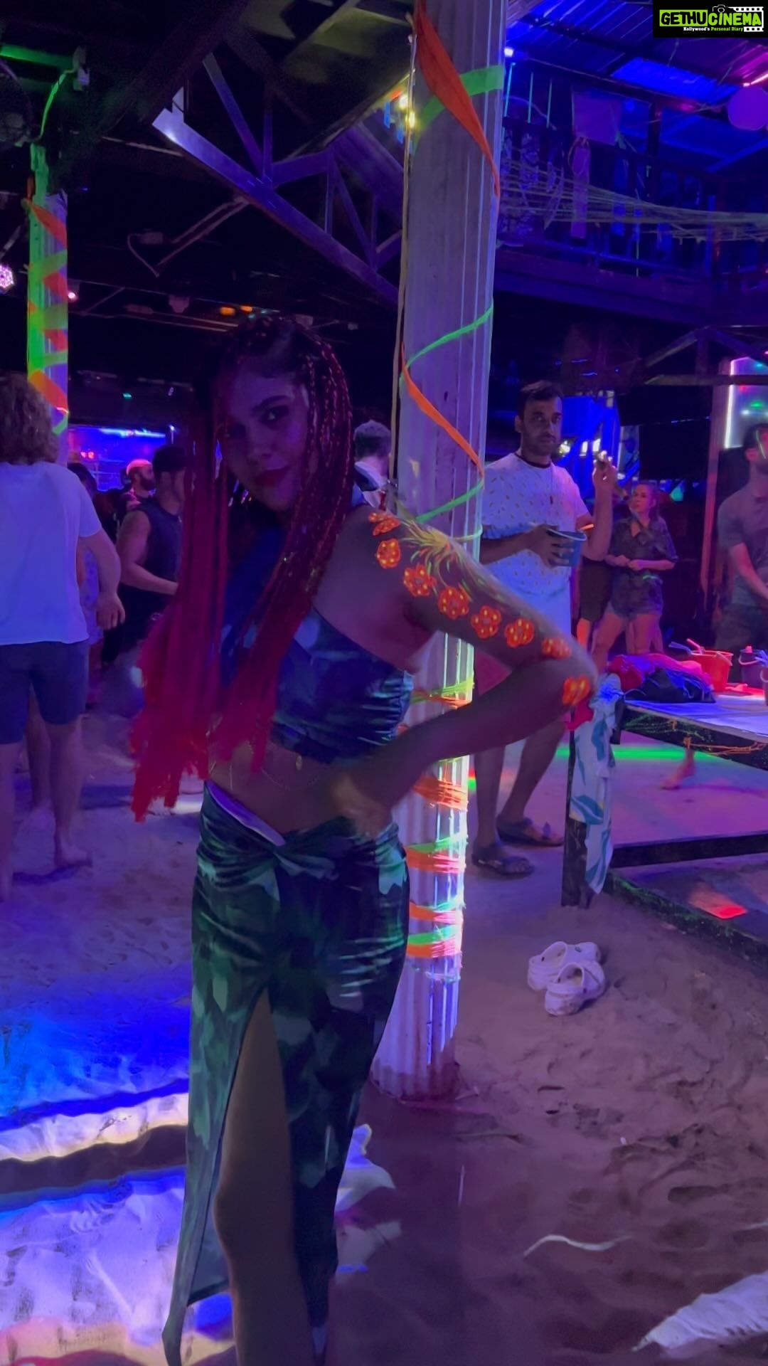 Sherin Instagram - Who wants to dance with this island girl? 🤓 #sherin #island #thailand #travel #biggboss #biggbosstamil #dance #dancingreels