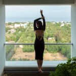 Sherlin Seth Instagram – Dancing to the beat of my own drum ! 
📸 By the very talented @portraitsbypoojachordia @chordiapooja 
.
.
.
.
.
#sherlinseth #explorepage #explore #viralpost #black #tamilactress #tamilhot #bollywood #bollywoodsongs #teluguactress #sea #forme #foryou #viral