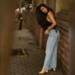 Sherlin Seth Instagram - Dreaming in the city of dreams . 📸 @vaibhav.photographyyy ❤️ . . . . . . . . . . #sherlinseth #explore #explorepage #foryou #forme #tamilactress #tamilcinema #viralpost #bollywood #hindi #denim #rippedjeans #rippedbody #gym #abs #tonedbody Town (South Mumbai)