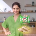 Shilpa Shetty Instagram - Did you know? Bacteria grow by 700% in 19 minutes on utensils left unwashed in the kitchen sink!🥺 That’s why you need an Antibacterial Dishwashing solution that doesn’t just clean, but sanitizes utensils too! So, out with the old dishwashing solutions and in with the scientifically-advanced #AntibacterialExo. It has the goodness of Ginger & power of Cyclozan that eliminates bacteria on utensils in just 10 seconds. I have made the switch to this new-age dishwashing solution. When will you? #SwitchToExo #Exo #AntibacterialExoBar #GingerTwist #EXOcuteBacteria #ExoFamily #HealthyFamily #KillBacteria #KitchenUtensils #KitchenCleaning #Utensils #CleanKitchen #Antibacterial #ad