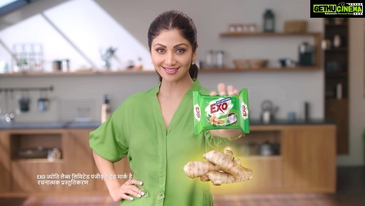 Shilpa Shetty Instagram - Did you know? Bacteria grow by 700% in 19 minutes on utensils left unwashed in the kitchen sink!🥺 That’s why you need an Antibacterial Dishwashing solution that doesn’t just clean, but sanitizes utensils too! So, out with the old dishwashing solutions and in with the scientifically-advanced #AntibacterialExo. It has the goodness of Ginger & power of Cyclozan that eliminates bacteria on utensils in just 10 seconds. I have made the switch to this new-age dishwashing solution. When will you? #SwitchToExo #Exo #AntibacterialExoBar #GingerTwist #EXOcuteBacteria #ExoFamily #HealthyFamily #KillBacteria #KitchenUtensils #KitchenCleaning #Utensils #CleanKitchen #Antibacterial #ad