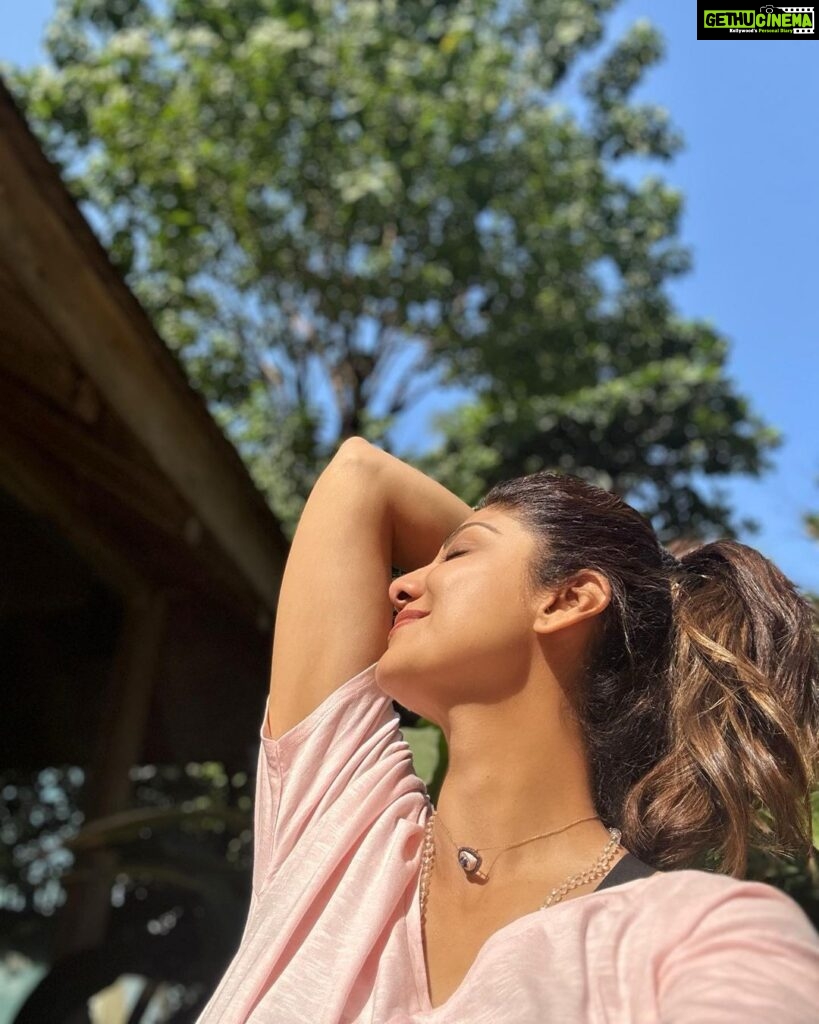 Shilpa Shetty Instagram - 𝒮𝓂𝒾𝓁𝑒 𝒶𝓉 𝓉𝒽𝑒 𝒮𝓊𝓃, 𝐻𝓊𝓃 😍🌞♥️ #TuesdayThoughts #sunshine #happyvibes #positivity #goodvibesonly