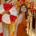 Shilpa Shetty Instagram - ‘𝓣𝓲𝓼 𝓽𝓱𝓮 𝓼𝓮𝓪𝓼𝓸𝓷 𝓽𝓸 𝓫𝓮 𝓳𝓸𝓵𝓵𝔂… and to eat a hearty meal !🎄 THE CHRISTMAS LIGHTS are up and let’s light up your lives with the Christmas spirit, food, and indulgent desserts🥰 Visit us this month, hand in your Christmas wishes, and they will go straight to Santa. 🎉𝐹𝒶-𝓁𝒶-𝓁𝒶-𝓁𝒶-𝓁𝒶, 𝓁𝒶-𝓁𝒶-𝓁𝒶-𝓁𝒶🎉 @ranjeetbindra 📍: @bastianmumbai 🎥: @bollywood_videographer #ChristmasAtBastian #SundayBinge #Christmas #DecemberVibes #grateful #blessed #aboutlastnight