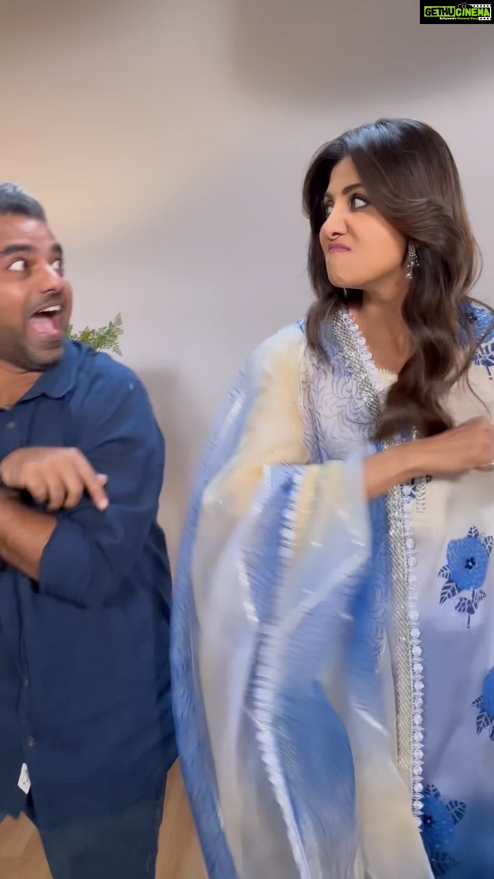 Shilpa Shetty Instagram - My Director’s inner monologue 🤣😅😋 @iyerkarthik #funnyreels #trendingaudio #trendingreels #justforlaughs #fridayvibes #behindthescenes #workmodeon #laughs