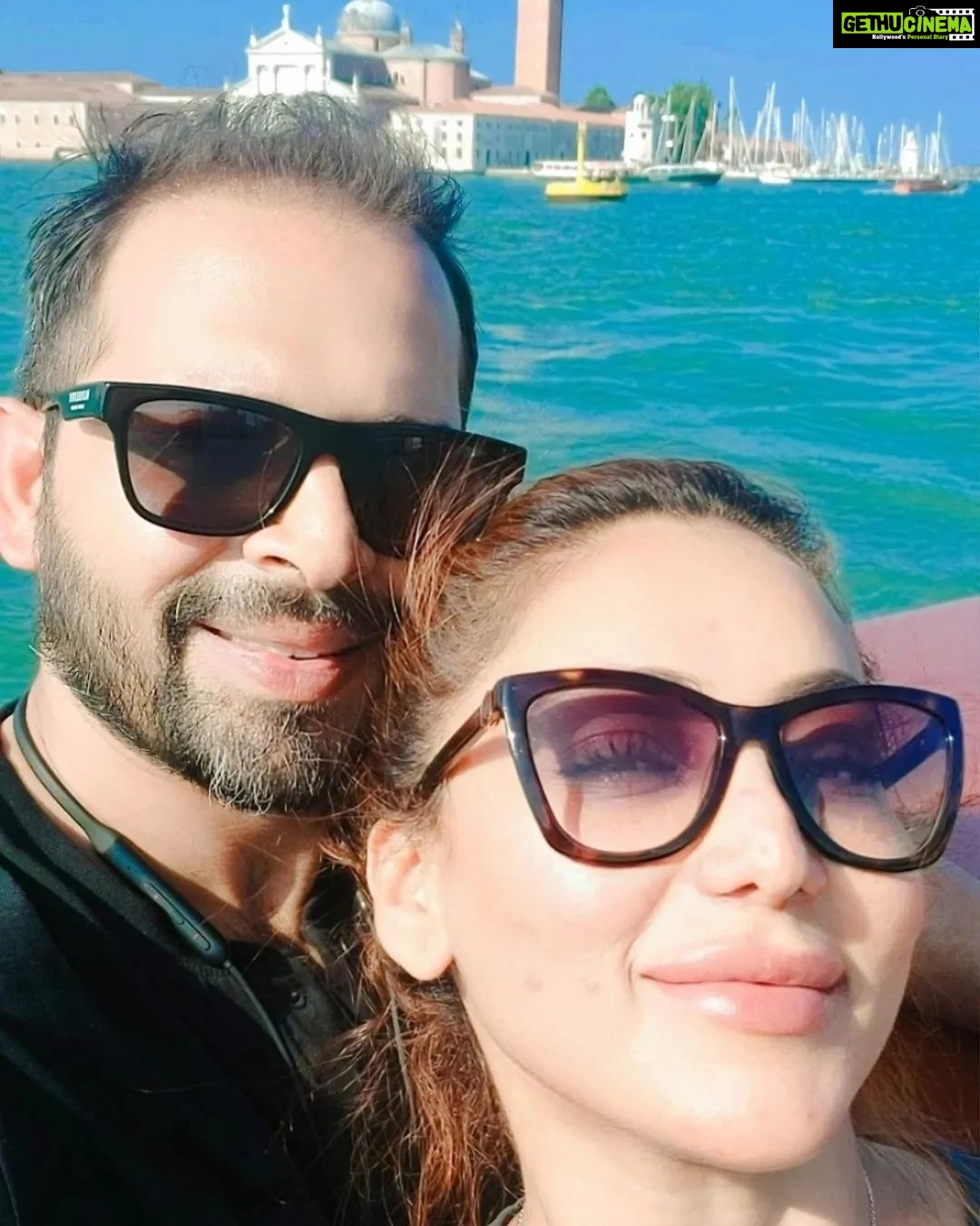 Shilpi Sharma Instagram - Love is what makes a Ride worth while...😊 . . . #love #lifepartner❤️ #forever