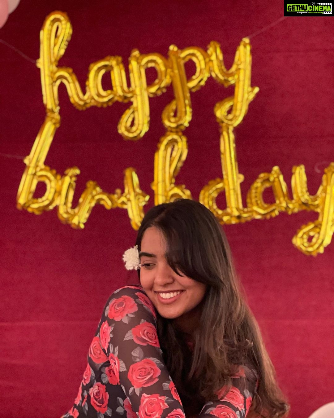 Shivathmika Rajashekar Instagram - 22 on 22nd April 2022 ✨♥️ ( so cool no :P) Thanks to my darling @shivani_rajashekar1 and my sweetie boys for the best impromptu party ever! Here’s me and my crazy bunch 👻