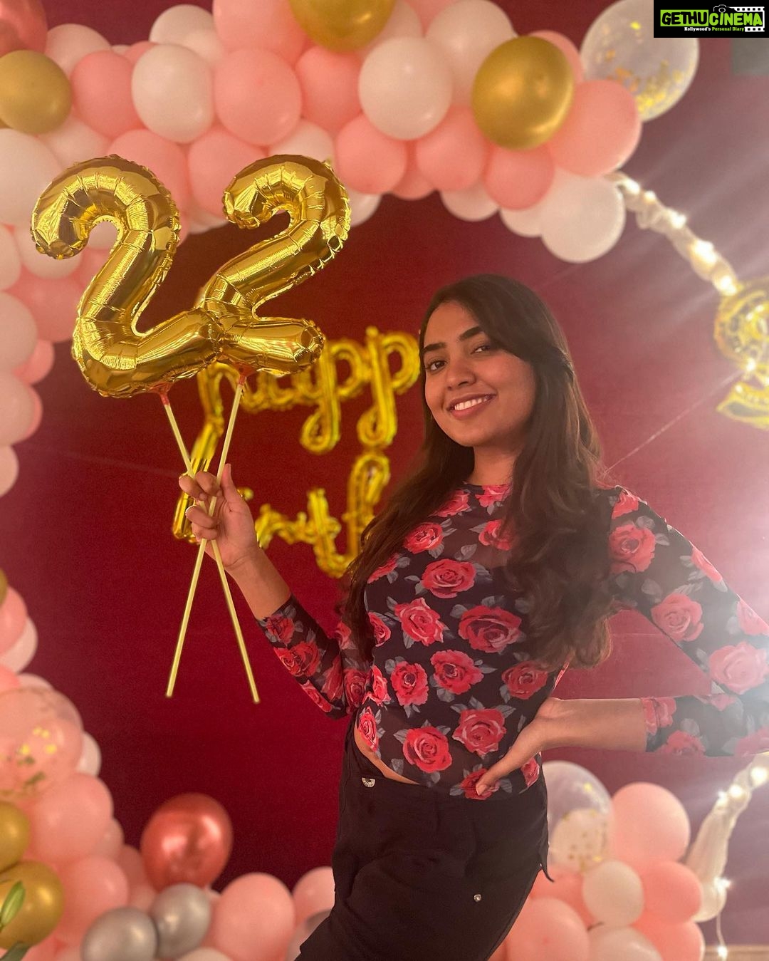 Shivathmika Rajashekar Instagram - 22 on 22nd April 2022 ✨♥️ ( so cool no :P) Thanks to my darling @shivani_rajashekar1 and my sweetie boys for the best impromptu party ever! Here’s me and my crazy bunch 👻