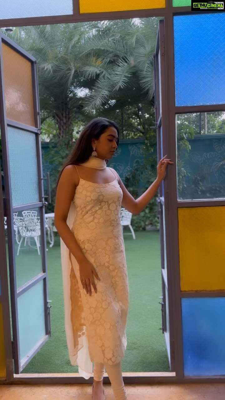 Shivathmika Rajashekar Instagram - First of all, full butterflies in stomach, overflowing happiness, nervous as hell and other such feelings since last night’s premiere of #Panchathantram .. please go watch the film in the theatres from this Dec 9th ✨🥰🤞🏽 And secondly @jaggannivas can I forever be your model? How are you soooooo good at this? Vid credits go to my talented brotherrrr ya’ll 💕🥰
