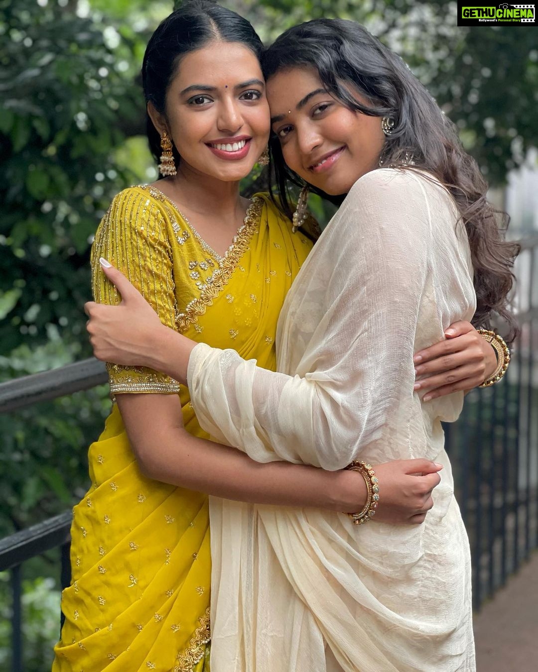 Shivathmika Rajashekar Instagram - Wishing you all a very happy Dussehra 🤍 On this auspicious day, @shivani_rajashekar1 ‘s #Jalebi has been launched! And what makes me happier is that my gulabi @sree_kamal is now getting introduced to the Telugu film industry! The legendary! The sweetest #VijayaBhaskar Garu is directing it (the besttttt part) A day that made my soul smile and my heart warm! My jalebis and gulabis, a good day with my dearest friends taking yet another step ahead in their careers✨🤍 Love and luck to us 🧿 Outfit credssss @manishamallikarjun 🤍