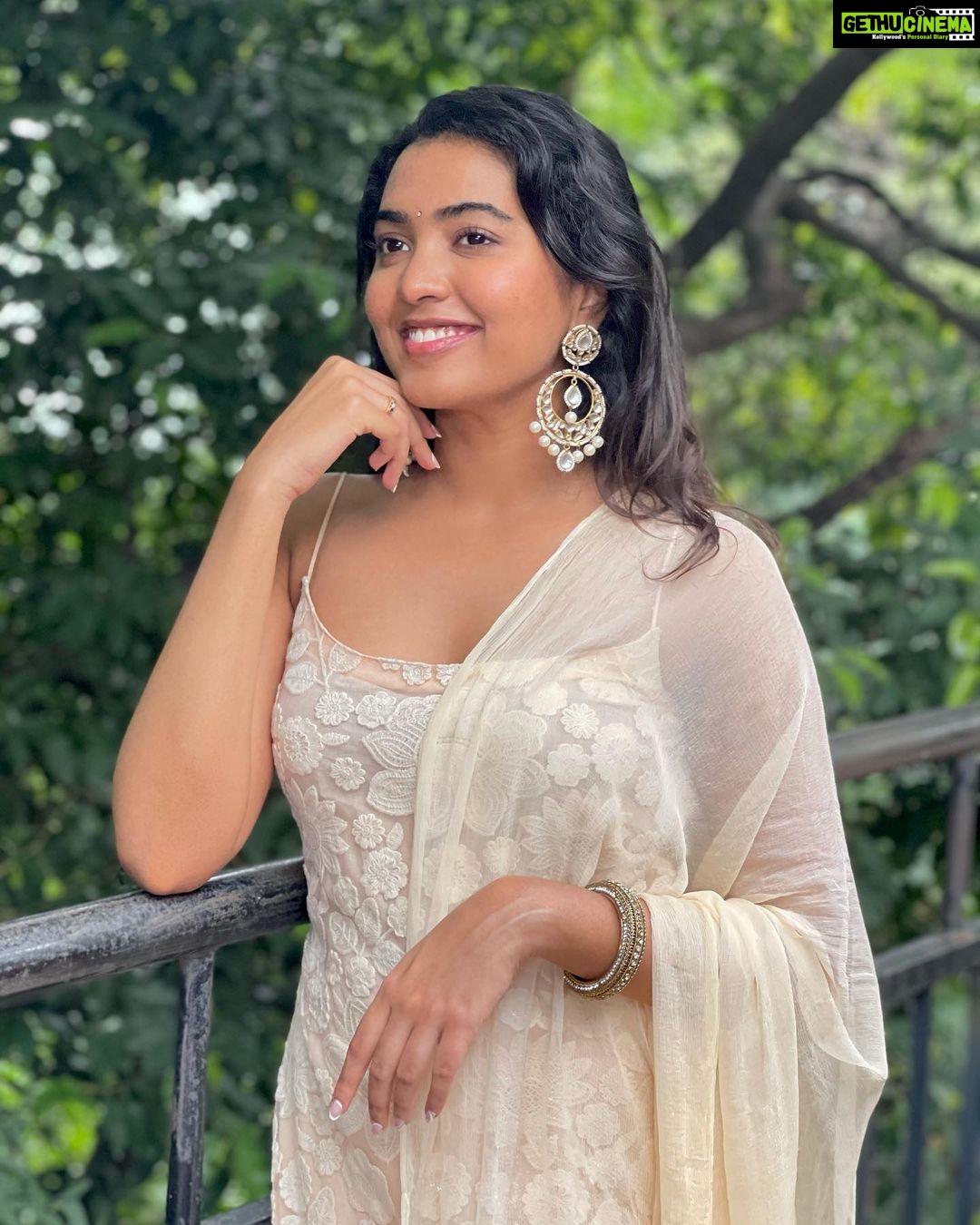 Shivathmika Rajashekar Instagram - Wishing you all a very happy Dussehra 🤍 On this auspicious day, @shivani_rajashekar1 ‘s #Jalebi has been launched! And what makes me happier is that my gulabi @sree_kamal is now getting introduced to the Telugu film industry! The legendary! The sweetest #VijayaBhaskar Garu is directing it (the besttttt part) A day that made my soul smile and my heart warm! My jalebis and gulabis, a good day with my dearest friends taking yet another step ahead in their careers✨🤍 Love and luck to us 🧿 Outfit credssss @manishamallikarjun 🤍