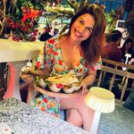 Shraddha Das Instagram - Mezze platter 😋😋😋 by @roofberriesbandra @maverick.communication01 📸 @abhiteshdwivedi_official #foodgasm #foodporn Roofberriesbandra