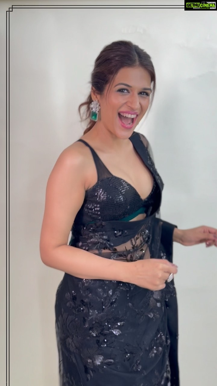 Shraddha Das Instagram - Chammak challo 2.0 π Saree @plushbyaditideshpande Ring @aquamarine Earrings @shillpapuriidesignerjewellery Styling : @artbyavnee , @avanipratapgumber Hair : @salomipillai Make up : @hareshwarp Edit : @srirajnilesh #dhee15 #judge #dancerealityshow #judge #hyderabad #shraddhadas