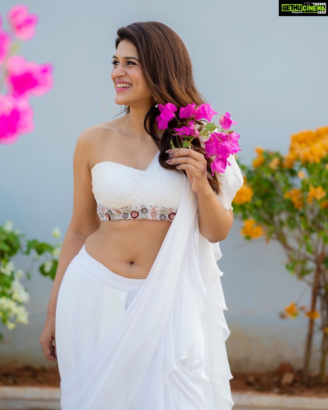Shraddha Das Instagram - 🤍🌸 Dhee 15 Saree : @anushareddy.couture Earrings and ring : @aquamarine_jewellery Styling : @artbyavnee Hair : @salomipillai Make up : @hareshwarp 📸 @krishnatejah Thank you @charithavarma_mua for your help!!!🤗 #dhee15 #newseason #judge #dancerealityshow #hyderabad #shraddhadas