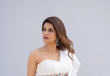 Shraddha Das Instagram - I used to be Snow white, but i drifted😉 Saree : @anushareddy.couture Earrings and ring : @aquamarine_jewellery Styling : @artbyavnee Hair : @salomipillai Make up : @hareshwarp 📸 @krishnatejah Thank you @charithavarma_mua for your help!!!🤗 #dhee15 #newseason #judge #dancerealityshow #hyderabad #shraddhadas
