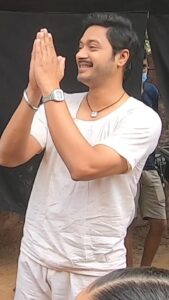 Shreyas Talpade Instagram - Thank you so much for showering me with so much love! Special special thanks to my #AapdiThaapdi team for such a lovely surprise ❤️ And all you lovely people who took out time to wish me 🙏 Means the world to me. Hands down the best week I have had 🙌🏻