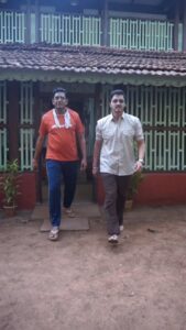 Shreyas Talpade Instagram - Apne style ko dekh kar sabki jalti hai...kyunki शहर mein hum भाइयों ki chalti hai 😎

@mesandeeppathak love you bro.

#AapdiThaapdi #newmarathifilm #konkan