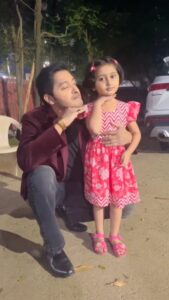 Shreyas Talpade Instagram - When the little cutie orders...you ought to give in! 😄

Reposted from @_world_of_myra_official

🔥Fire on Screen & 🔥Fire Off Screen @shreyastalpade27 Dada 😍