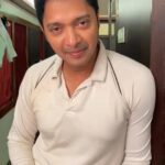 Shreyas Talpade Instagram - Agar aap mein bhi koi कवी ya शायर chupa ho toh nikalo use bahar and send in a shayari. I will repost best 3 out of the lot! Don't forget to tag me in your videos.