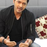Shreyas Talpade Instagram - आपण सर्वजण कधी ना कधी ऑनलाइन फसवणुकीला बळी पडलो आहोत. पण आता घबरायचं कारण नाही... मुंबई पोलिसांकडे आता #CyberCrime च्या तक्रारी सुलभ करण्यासाठी उपाययोजना आहेत. @mumbaipolice