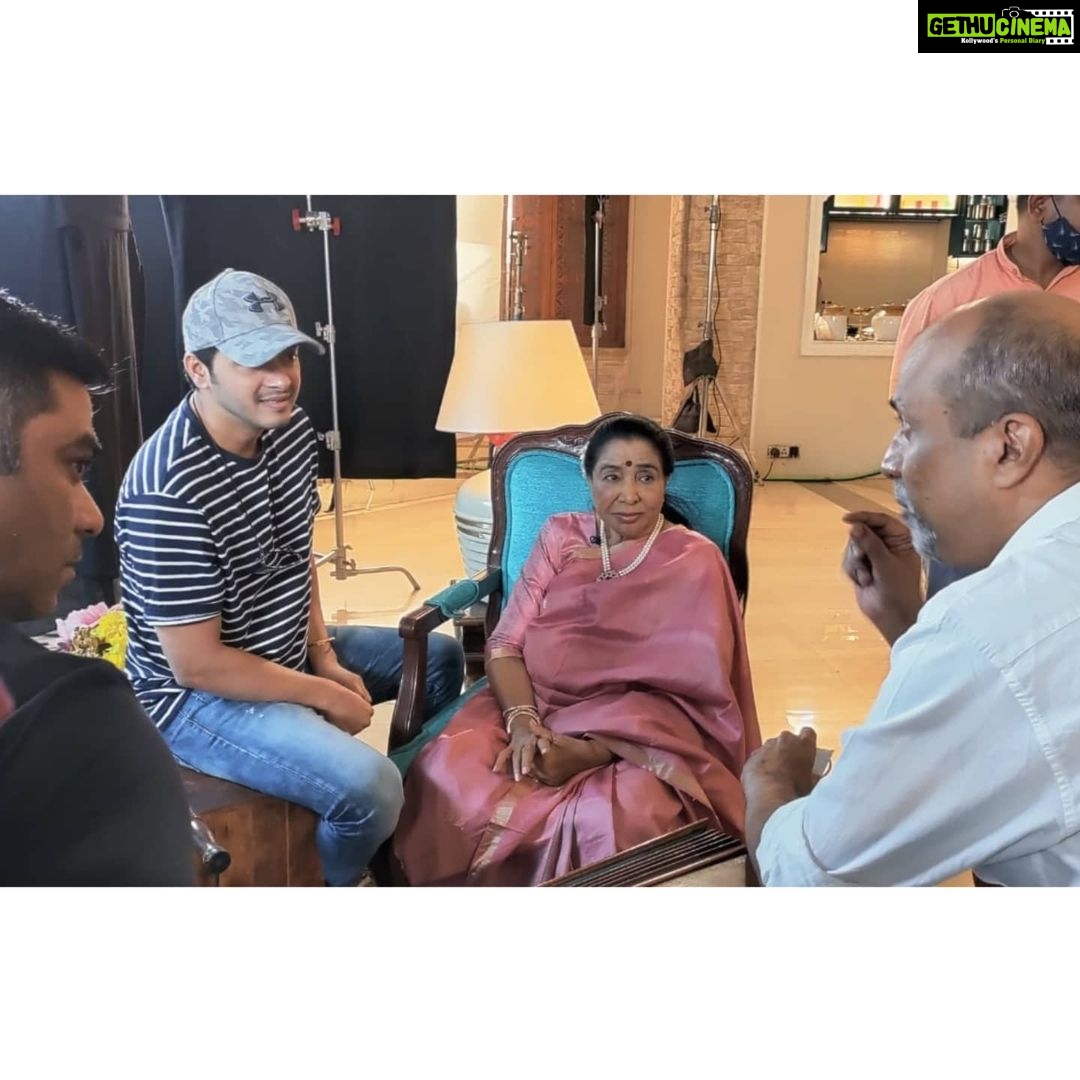 Shreyas Talpade Instagram - With the legendary @asha.bhosle Tai ๐. Thank you for the honour Tai. Shoot designed, planned & executed by our Event ,Talent & Entertainment Company @igc_ingoodcompany for @celebrityschool.in . Thank you Siddharth. @upadhyaysanjays @arunjain_01 #igc #ingoodcompany #events #talents #ads #production #entertainment