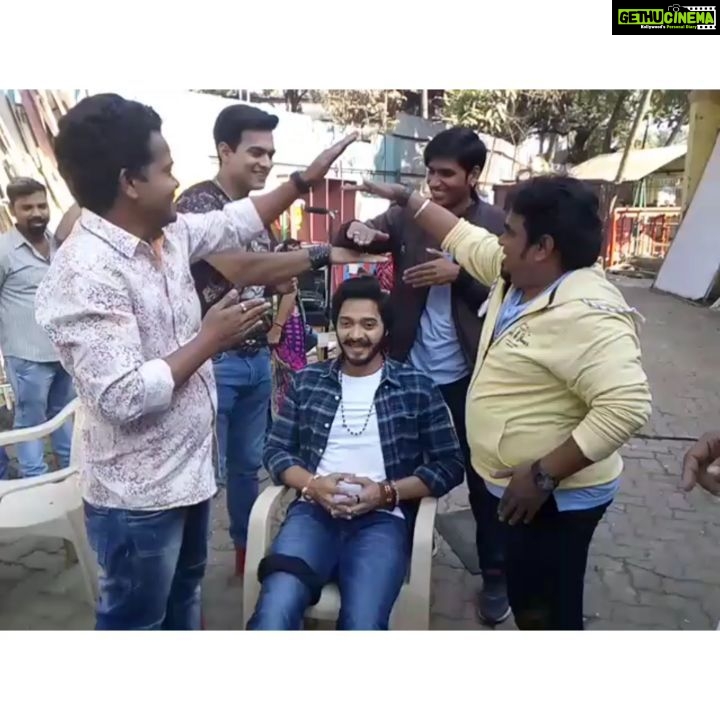 Shreyas Talpade Instagram - Throwback #MyNameIjjLakhan! इस के पीछे का science toh नहीं मालूम पर मज़ा बहोत आया। मेरे बाद मेरे Hair Stylist @kartick_536 को उठाने में सब की असली परीक्षा थी....पर हमने कर दिखाया 😅🤣 Enjoyyyy