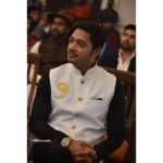 Shreyas Talpade Instagram - Congratulations @delphiccouncilmh & Sahil Seth ji for a fantastic launch. It was a pleasure to share the room with @bhagatsinghkoshyari ji. @dralirani it was a pleasure meeting you and Paresh bhai after ages. Also, a great pleasure to meet the legend herself Smt. @dreamgirlhemamalini and other industry veterans and leaders, @yashbirla , @bhagyashree.online , @avimittalofficial, @ganeshacharyaa, @arhafeezcontractor, @boscomartis , @tejukolhapure . . . Outfit details: Designed by: @dipesh_hingu Jeans: @thenostrumstore