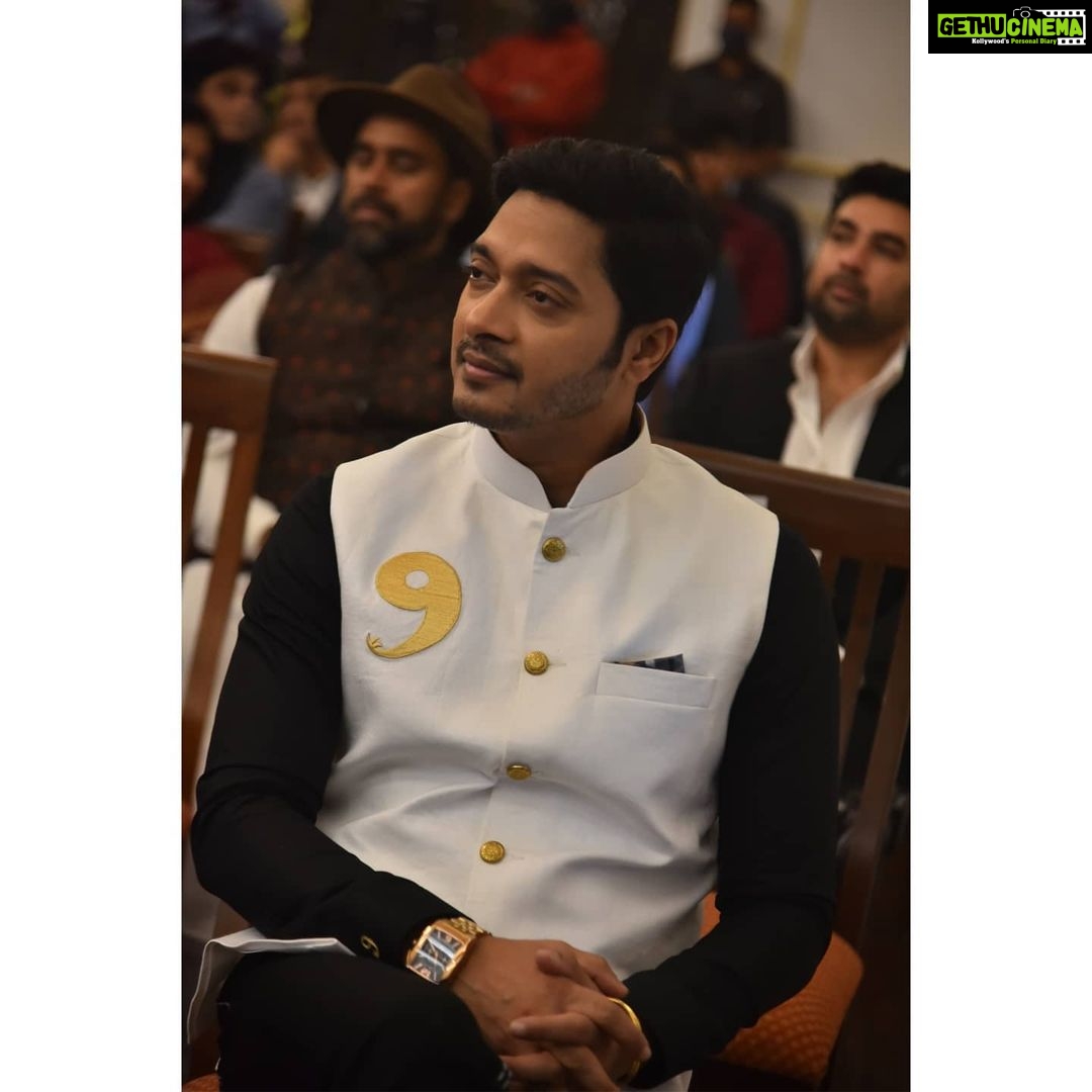 Shreyas Talpade Instagram - Congratulations @delphiccouncilmh & Sahil Seth ji for a fantastic launch. It was a pleasure to share the room with @bhagatsinghkoshyari ji. @dralirani it was a pleasure meeting you and Paresh bhai after ages. Also, a great pleasure to meet the legend herself Smt. @dreamgirlhemamalini and other industry veterans and leaders, @yashbirla , @bhagyashree.online , @avimittalofficial, @ganeshacharyaa, @arhafeezcontractor, @boscomartis , @tejukolhapure . . . Outfit details: Designed by: @dipesh_hingu Jeans: @thenostrumstore