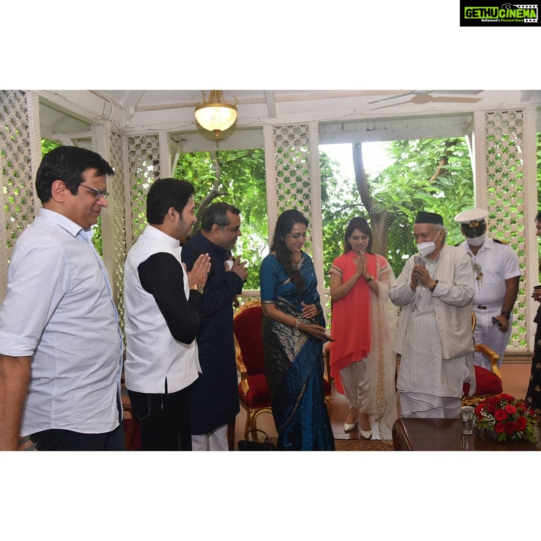 Shreyas Talpade Instagram - Congratulations @delphiccouncilmh & Sahil Seth ji for a fantastic launch. It was a pleasure to share the room with @bhagatsinghkoshyari ji. @dralirani it was a pleasure meeting you and Paresh bhai after ages. Also, a great pleasure to meet the legend herself Smt. @dreamgirlhemamalini and other industry veterans and leaders, @yashbirla , @bhagyashree.online , @avimittalofficial, @ganeshacharyaa, @arhafeezcontractor, @boscomartis , @tejukolhapure . . . Outfit details: Designed by: @dipesh_hingu Jeans: @thenostrumstore