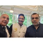 Shreyas Talpade Instagram - Congratulations @delphiccouncilmh & Sahil Seth ji for a fantastic launch. It was a pleasure to share the room with @bhagatsinghkoshyari ji. @dralirani it was a pleasure meeting you and Paresh bhai after ages. Also, a great pleasure to meet the legend herself Smt. @dreamgirlhemamalini and other industry veterans and leaders, @yashbirla , @bhagyashree.online , @avimittalofficial, @ganeshacharyaa, @arhafeezcontractor, @boscomartis , @tejukolhapure . . . Outfit details: Designed by: @dipesh_hingu Jeans: @thenostrumstore