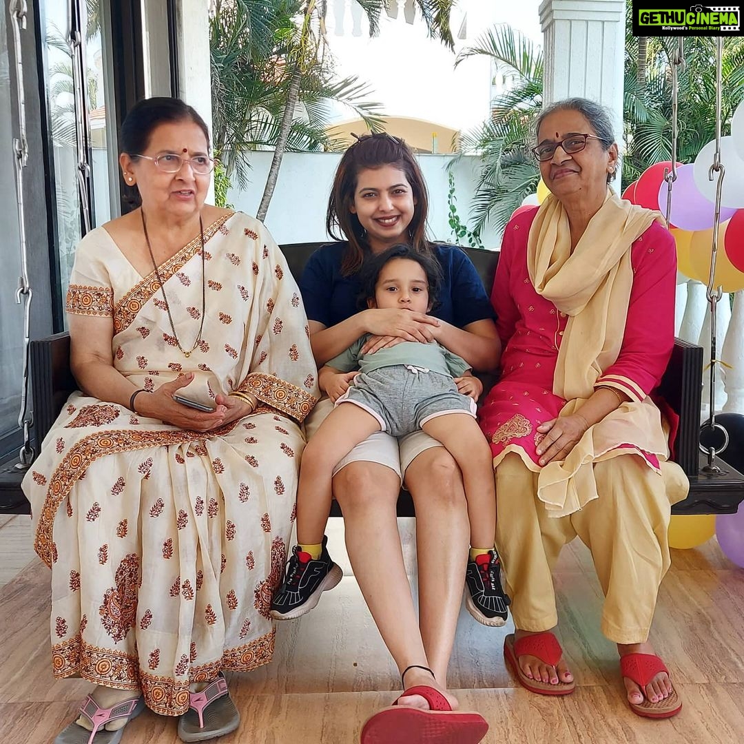 Shreyas Talpade Instagram - My Heroes! #happywomensday