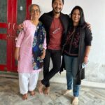 Shreyas Talpade Instagram - With my real mother #charulatatalpade & reel mother @nilukohli at the Savitri Devi temple in Pushkar. In my 20 odd years in the film industry, My mother has visited my set for the first time ever. Can’t be more happier.