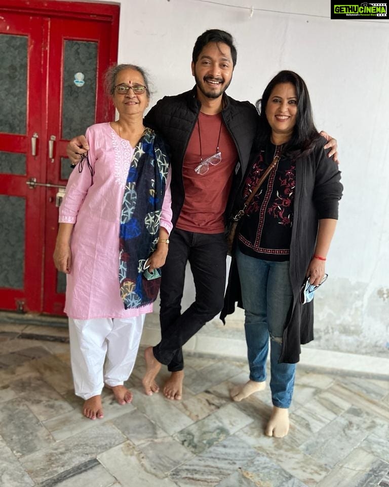 Shreyas Talpade Instagram - With my real mother #charulatatalpade & reel mother @nilukohli at the Savitri Devi temple in Pushkar. In my 20 odd years in the film industry, My mother has visited my set for the first time ever. Can’t be more happier.