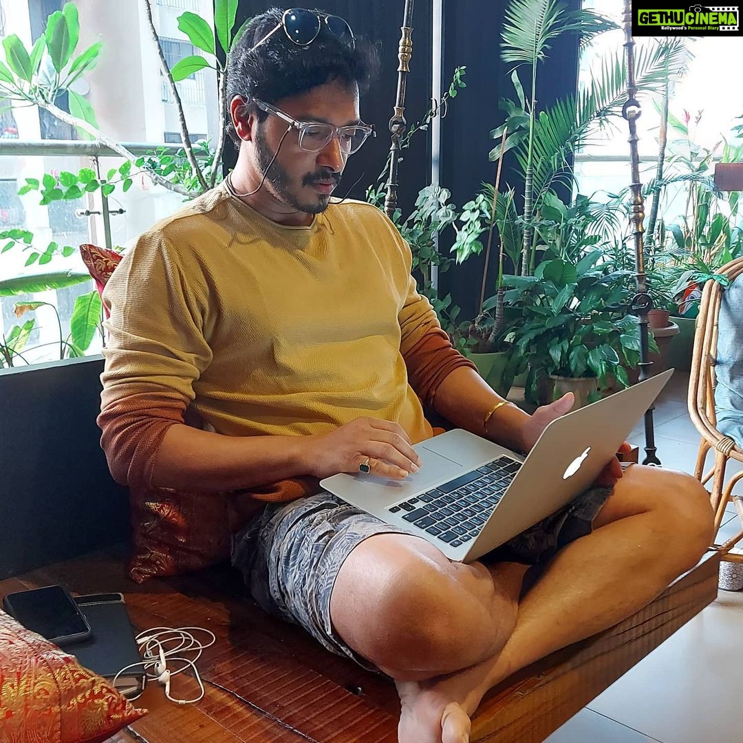 Shreyas Talpade Instagram - मांडी घालून बसणे अर्थात LapTop