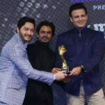 Shreyas Talpade Instagram - Honored and Humbled🙏 Thank you @middayindia Showbiz for the award for 'Outstanding contribution to Cinema & Theatre'. Thank you for encouraging me in my journey ahead. My contribution to Theatre has actually just begun with @ninerasaofficial . About time that I gave back to the place where it all started. Thank you @nawazuddin._siddiqui Bhai and @vivekoberoi for presenting me the award. And that did not feel like a Zoom meeting at all🙃💪