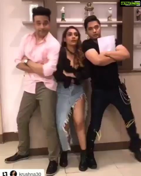 Shreyas Talpade Instagram - This is going to be one crazy journey. I am so enjoying working with you mere bhai. Lots of love back to you @krushna30 #Repost @krushna30 (@get_repost) ・・・ Shooting for my new web series "Jo hukum mere aaka " so much fun with Shreyas and the whole team working with shreyas after long its so nice to get back together Do watch coming soon @shreyastalpade27 @veronicavanij @samikshabhatna1