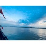 Shreyas Talpade Instagram - Peace at the laps of Mother Ganga. So serene 😌 #Varanasi #Sunset