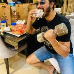 Shreyas Talpade Instagram – What’s your junk for all the workout punk!?😋

Mine is 🍔 My #WorkoutMOTAVATION

Thank you @burgerkingindia for bringing back Whop-A-Friday 😬