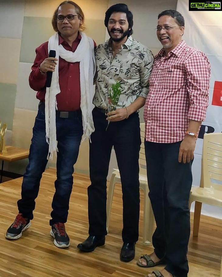 Shreyas Talpade Instagram - I am what I am because of them. My Gurus. Arun sir & Mukesh sir. Thank you. Will always be grateful for making sure that I don’t leave the drama room without performing on my first day of workshop. So on the first day of my workshop I was very very nervous...we were given one improvisation task. People kept performing and I kept getting increasingly nervous. When it was my turn, believe it or not I started crying. Literally. I told my gurus that I don't think I can do this. Let me just go because I don't think I am cut out for this and they said okay whatever your wish is..but today if you want to walk out of this room, you have to perform and then step out. Just stand there for 5 mins, we don't care whatever you do, either perform or stand there but you will have to do something for 5 mins and then walk out and then may be make a choice. And so I performed and it was loved by all the 60-70 students present there which eventually gave me a lot of confidence to stay there and then they asked me, do you want to leave or stay? So that was the day when I decided that this is the room I want to stay and learn more and thanks to that I am here today🙏 #GuruPurnima