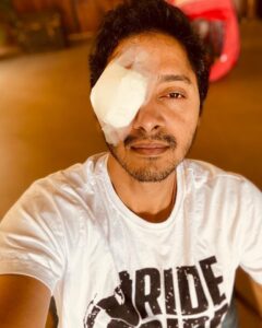 Shreyas Talpade Instagram - Pirates of The Quarantine🏴‍☠️ mmmwwahahhahhahahaha! .
.
No. I am not wearing the mask at the wrong place 🤪 Can you guess what must have happened!?
.
.
PS. Thank you Dr. Sonal Lakdawala Jadhav